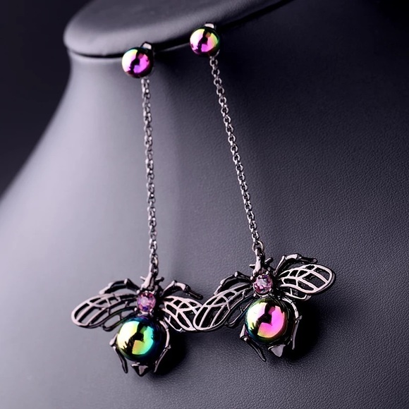 Spooky black bee earrings - Picture 2 of 6